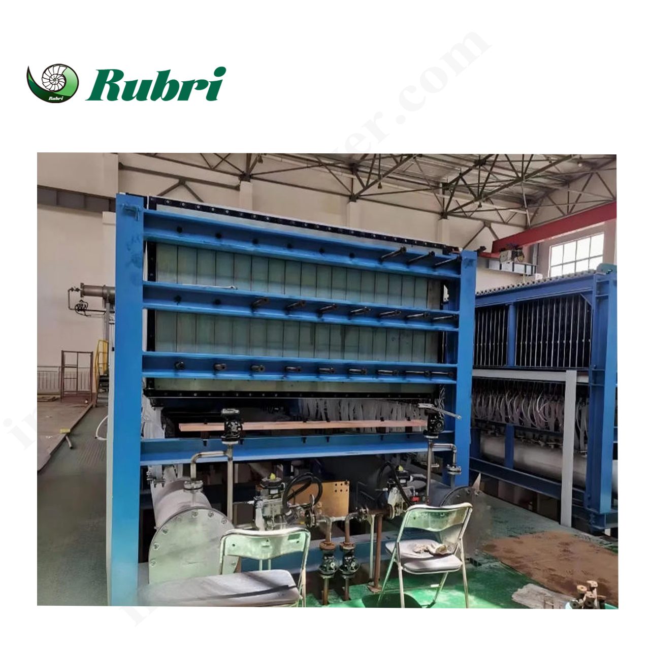 Come funziona il processo di elettrolisi a membrana a scambio ionico nell'industria cloro-alcalina?